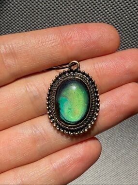 Green Iridescent Oval Pendant Necklace - Women Jewelry
